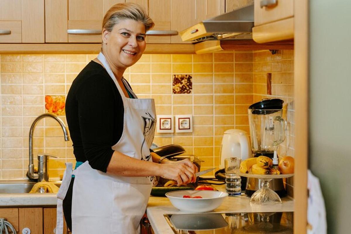 žena stojící v kuchyni a připravující jídlo