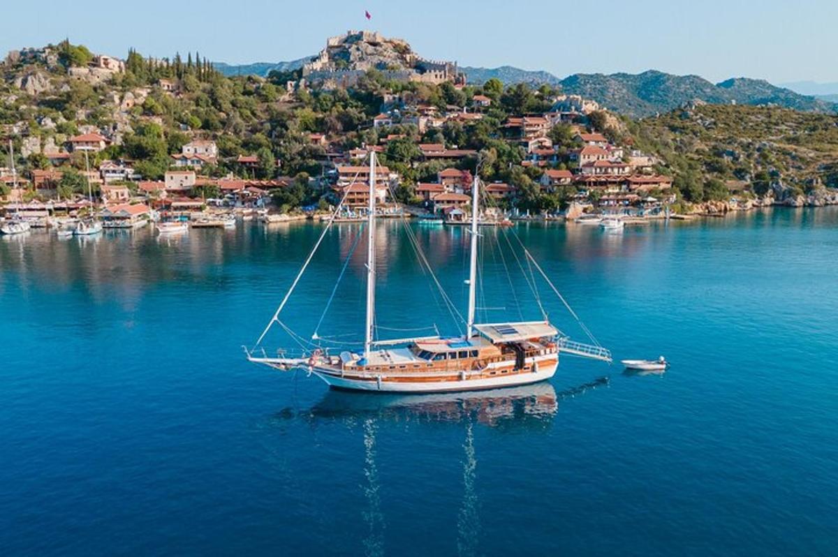 una barca in un grande specchio d'acqua