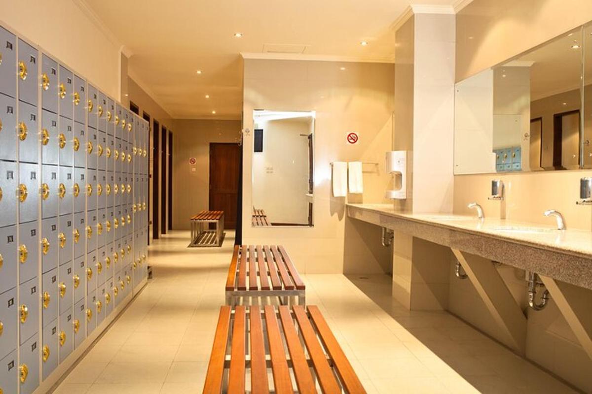 un passadís amb dos bancs en un bany