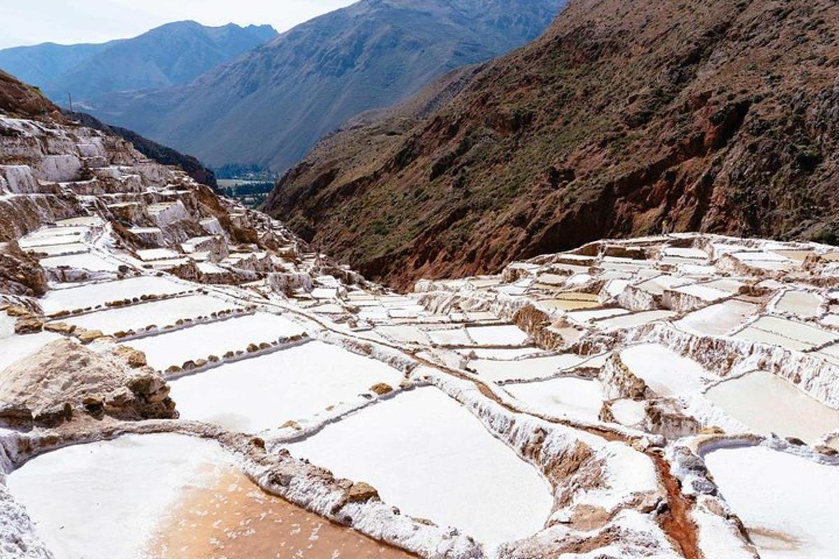uma vista de uma montanha com neve no chão