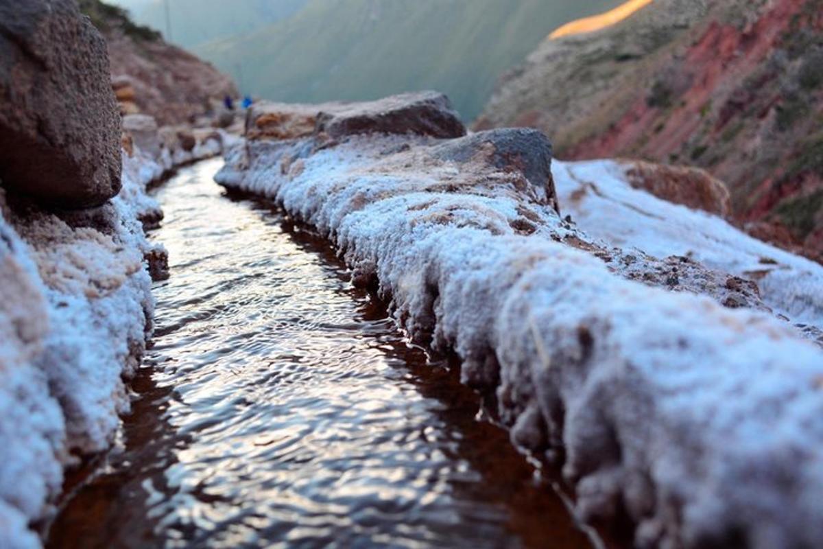uma fileira de pedras cobertas de neve ao lado de um rio