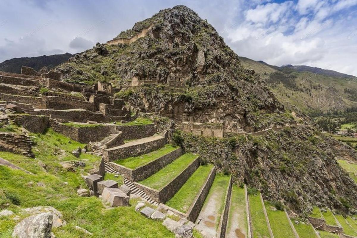 um antigo anfiteatro na encosta de uma montanha