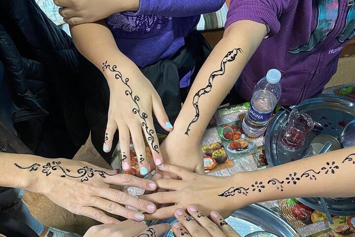 um grupo de pessoas com tatuagens de hena nas mãos