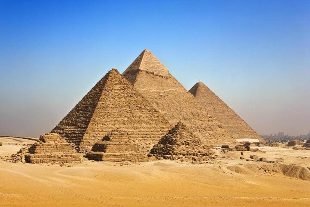 an image of the pyramids in the desert