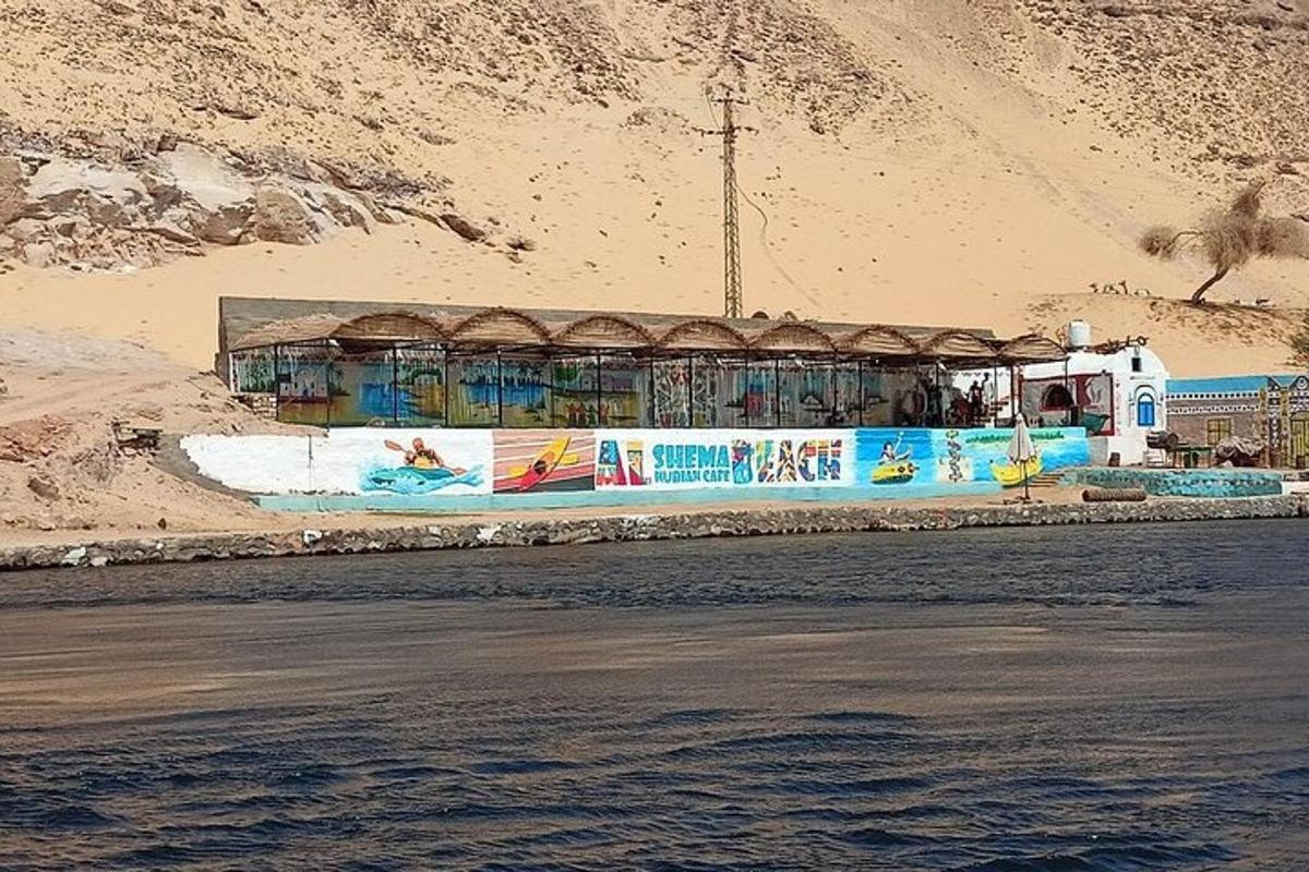 um edifício na beira de uma praia próxima à água
