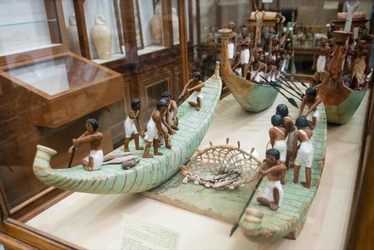 paparan orang dalam sampan di muzium