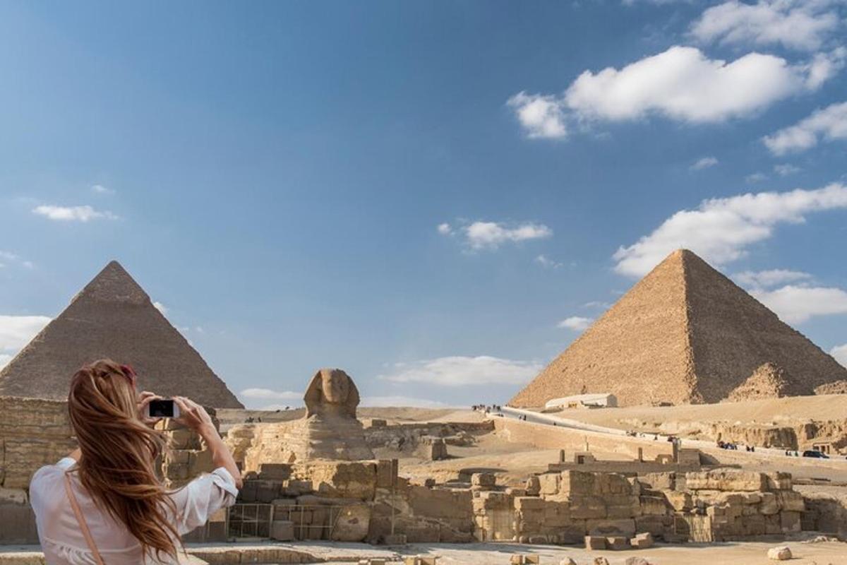 ženska fotografira piramide