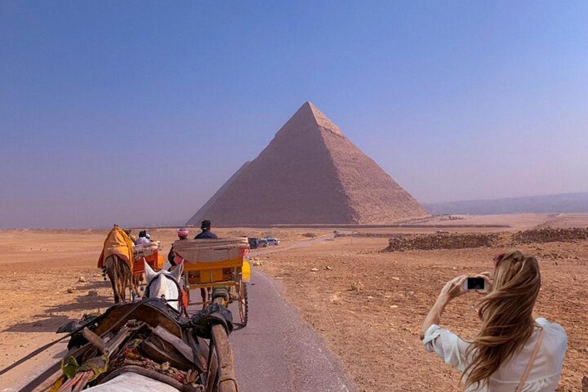 ženska fotografira piramide