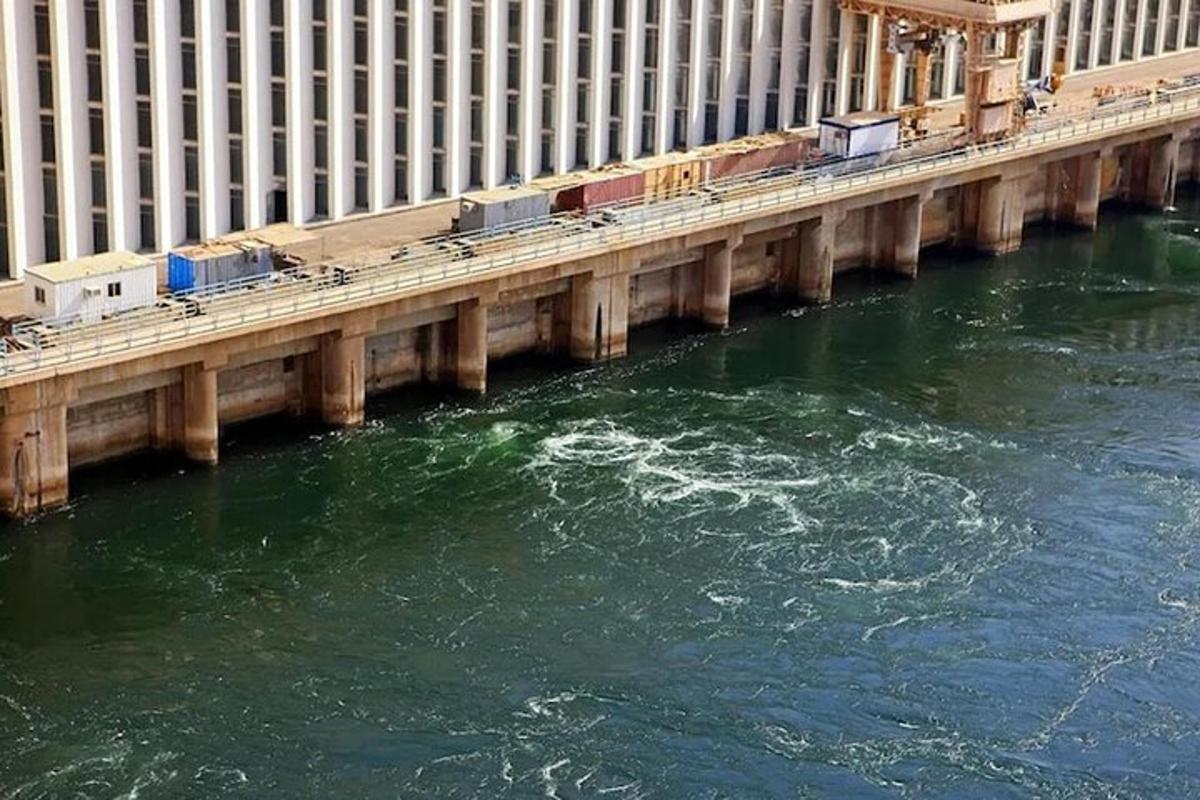 جسر فوق نهر به قطار