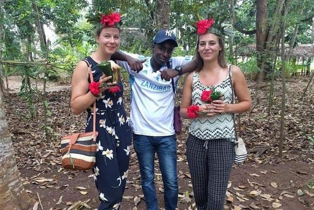 egy férfi és két nő pózol egy képhez