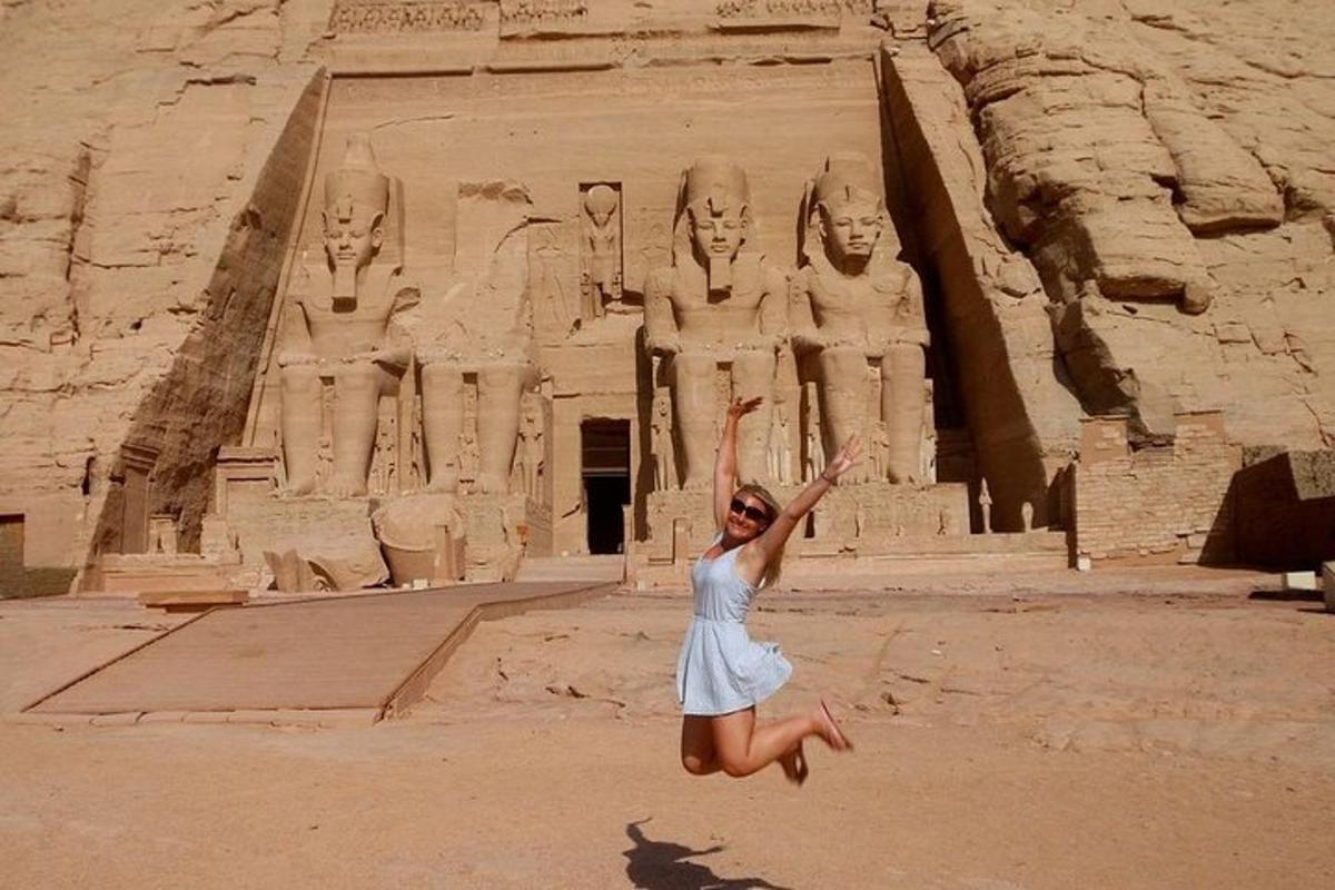 a woman is jumping in front of thearaohsuments