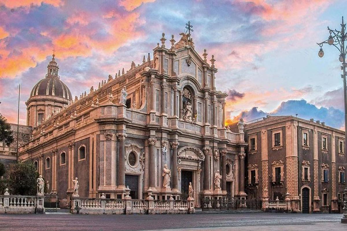 una pintura d'un gran edifici amb una posta de sol