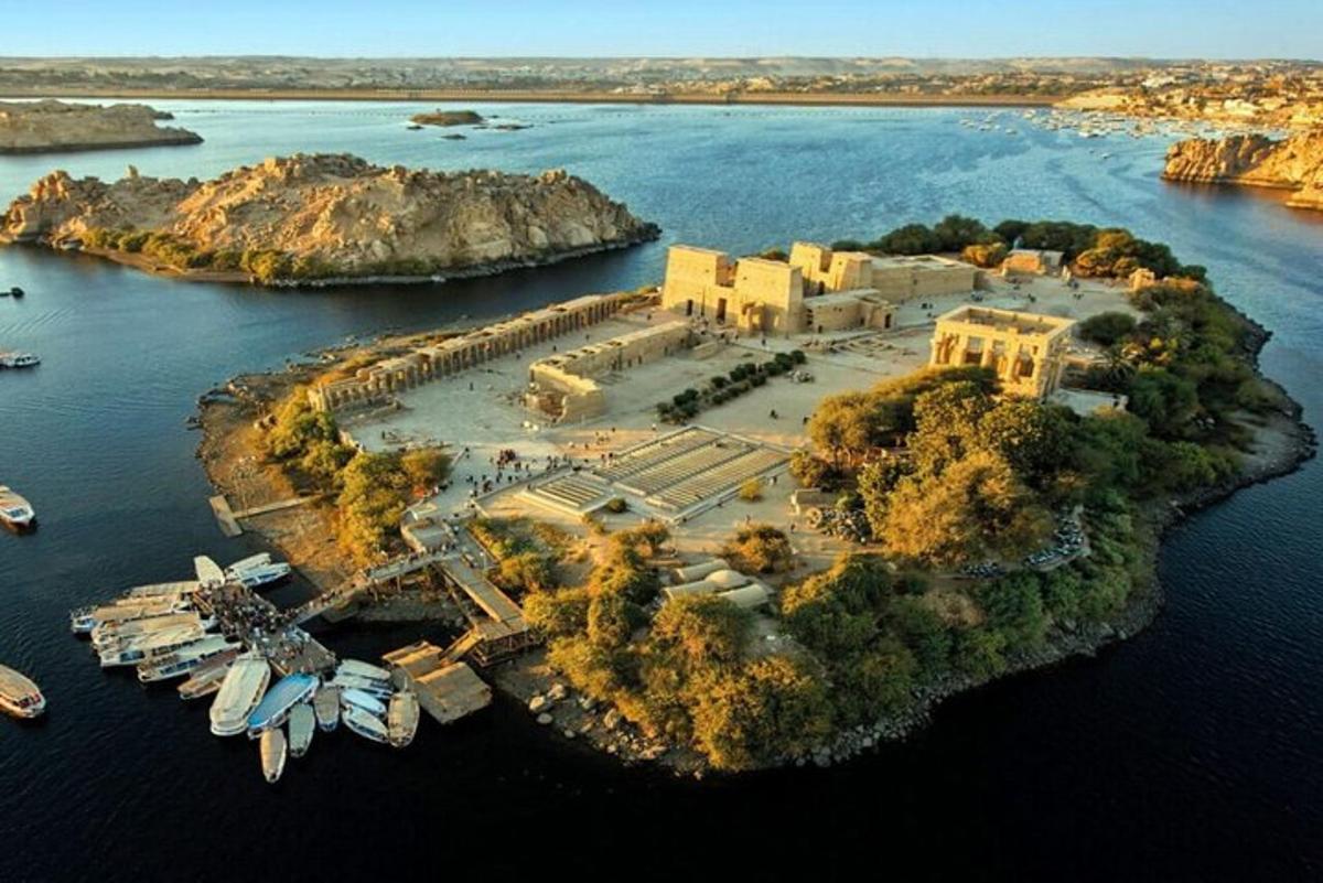 un'isola in uno specchio d'acqua con un edificio