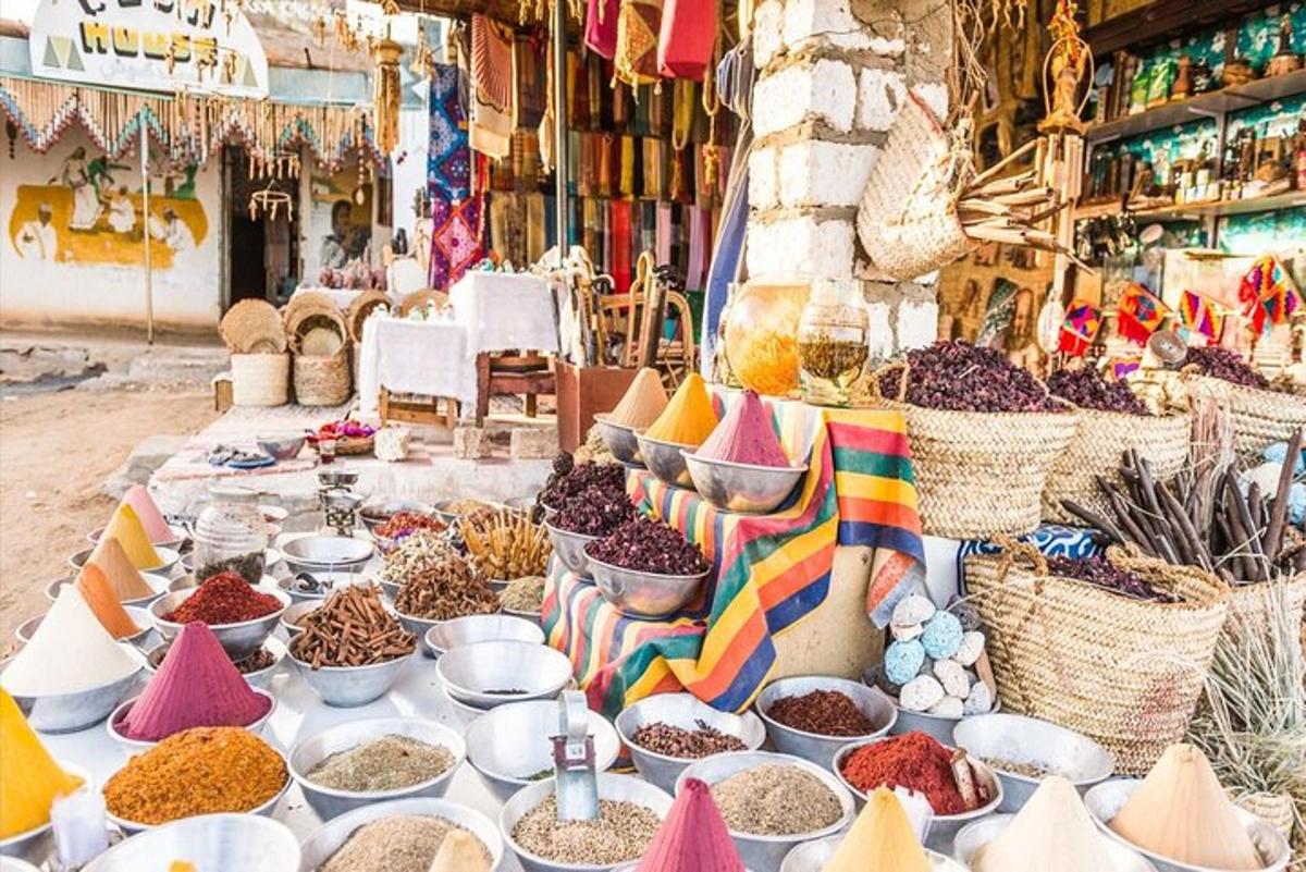 un mercato con una varietà di spezie e altri articoli