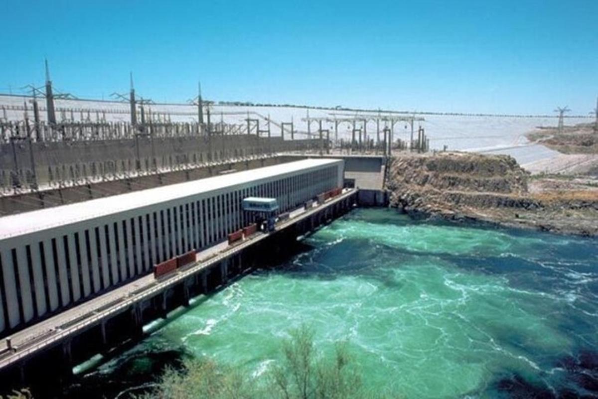 un puente sobre un río con agua verde