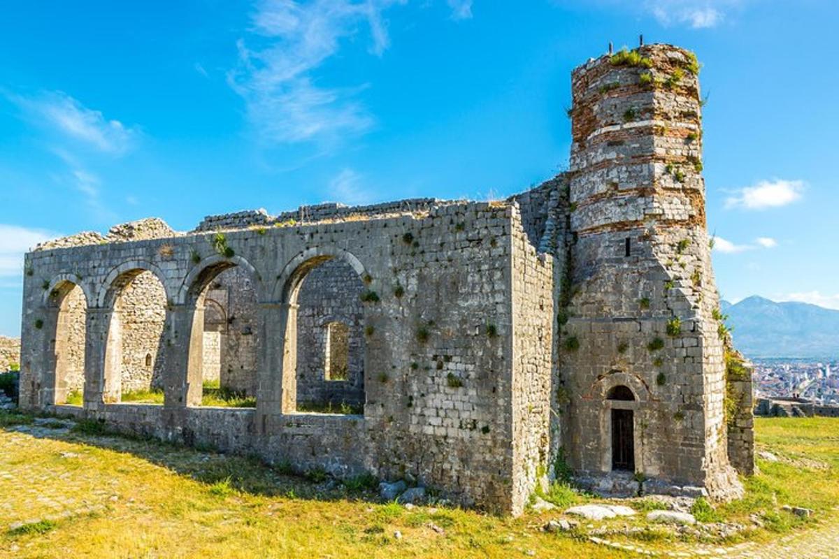 ένα παλιό κτίριο στην κορυφή ενός λόφου