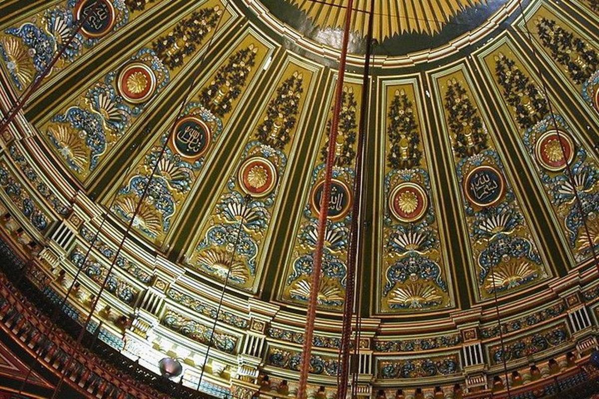 un soffitto di un edificio con oro e blu
