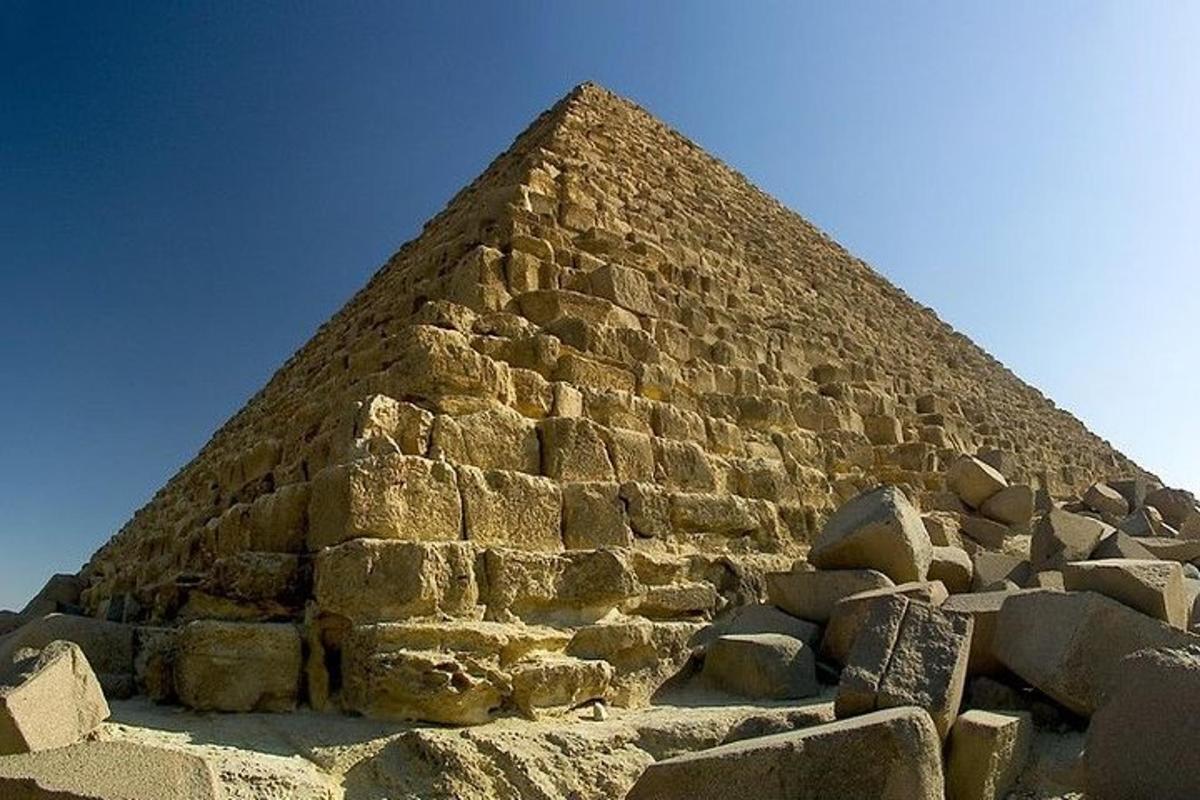 pyramidi, jonka edessä on kivikasa