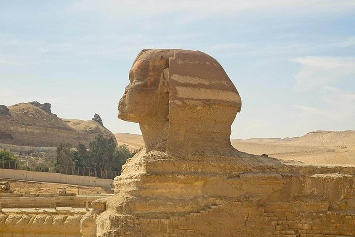 una statua di una testa nel deserto