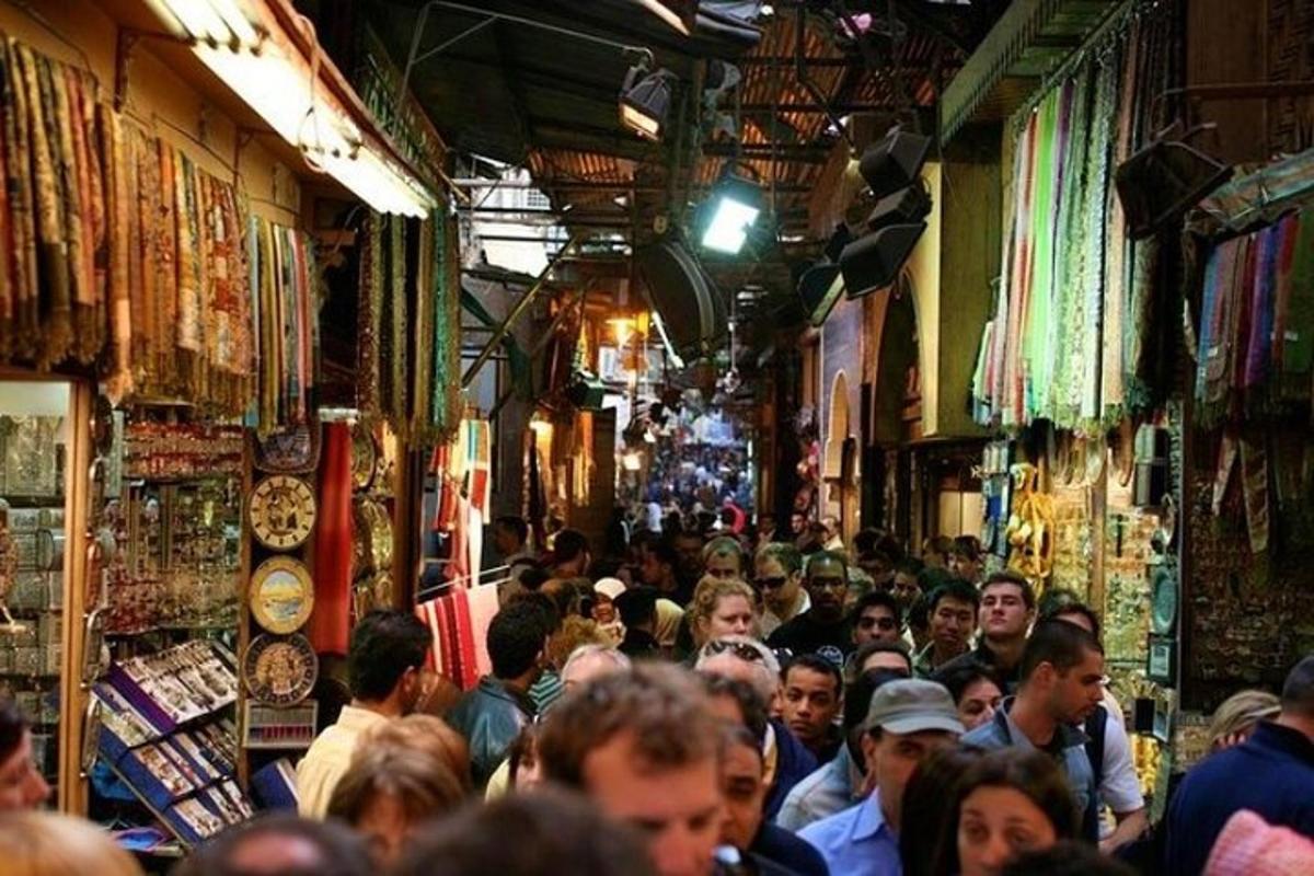 una folla di persone che camminano in un mercato