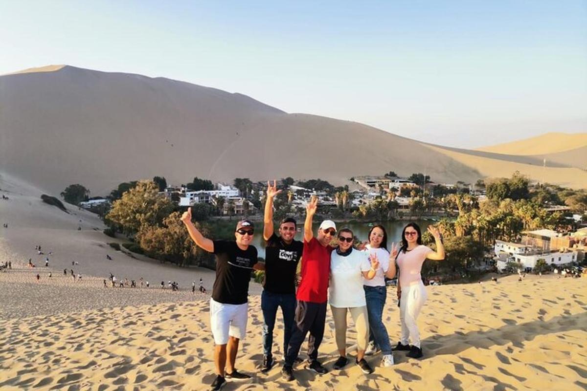 eine Gruppe von Menschen, die für ein Foto an einem Strand posieren