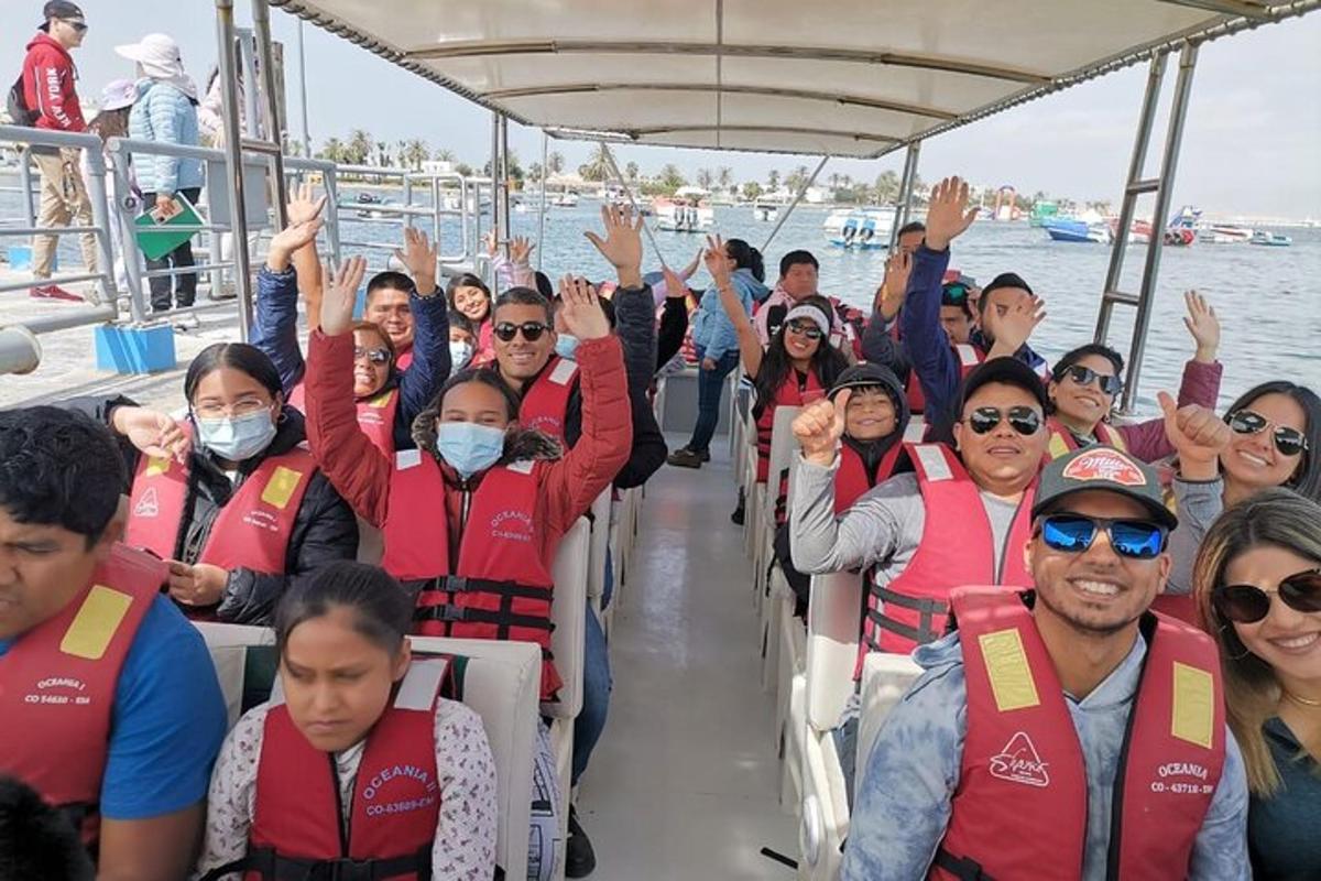 eine Gruppe von Menschen auf einem Boot mit ihren Händen in der Luft
