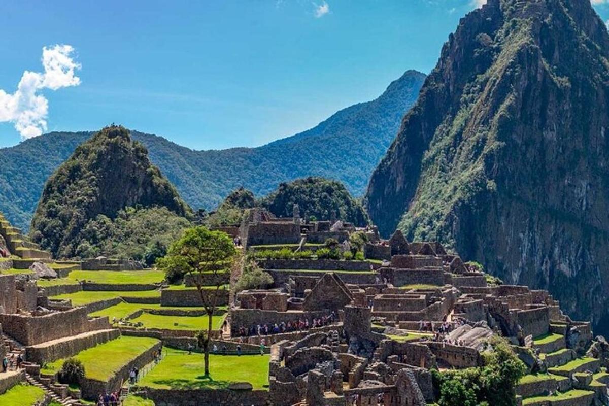 pemandangan machu picchu dengan latar belakang pergunungan