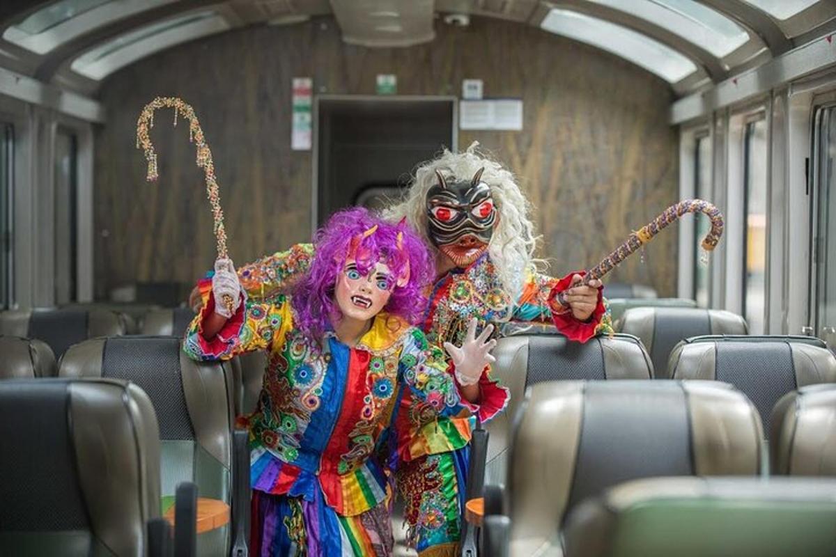 dve osebi, oblečeni v klovnovske kostume, na vlaku