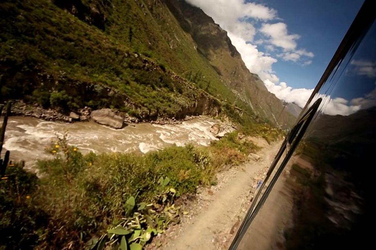 pemandangan jalan gunung dari kereta api