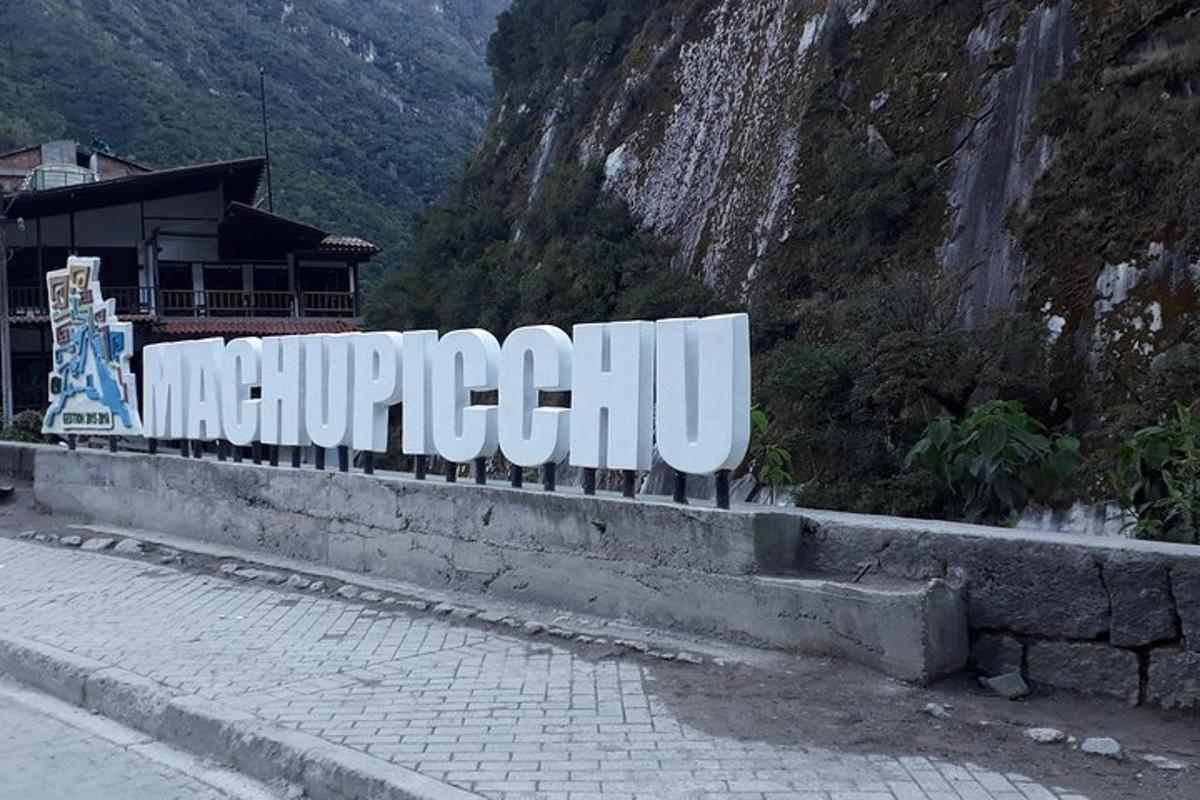 ein Schild mit der Aufschrift „Mapperdir“ an einem Berghang