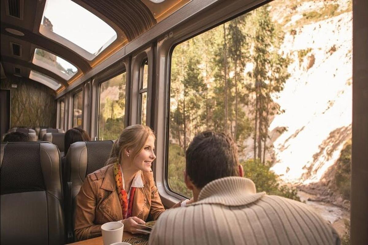 Ένας άντρας και μια γυναίκα κάθονται σε ένα τρένο και κοιτάζουν έξω από το παράθυρο