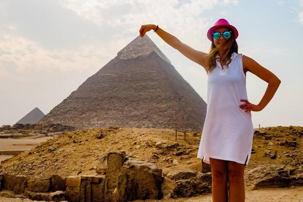 žena stojící před pyramidami