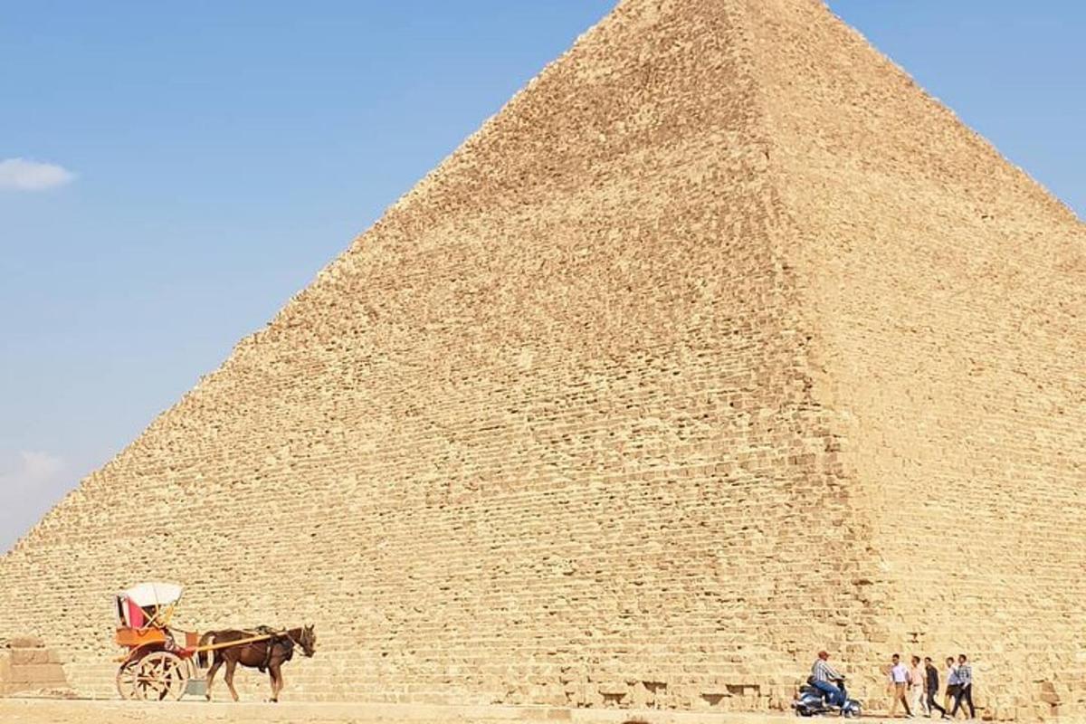 koňský povoz před pyramidou