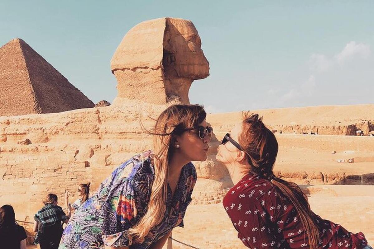 dvě ženy stojící před pyramidou
