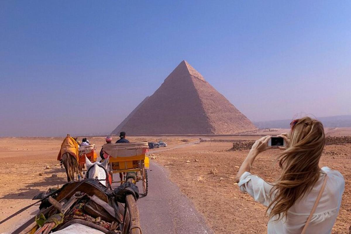 piramitlerin fotoğrafını çeken bir kadın