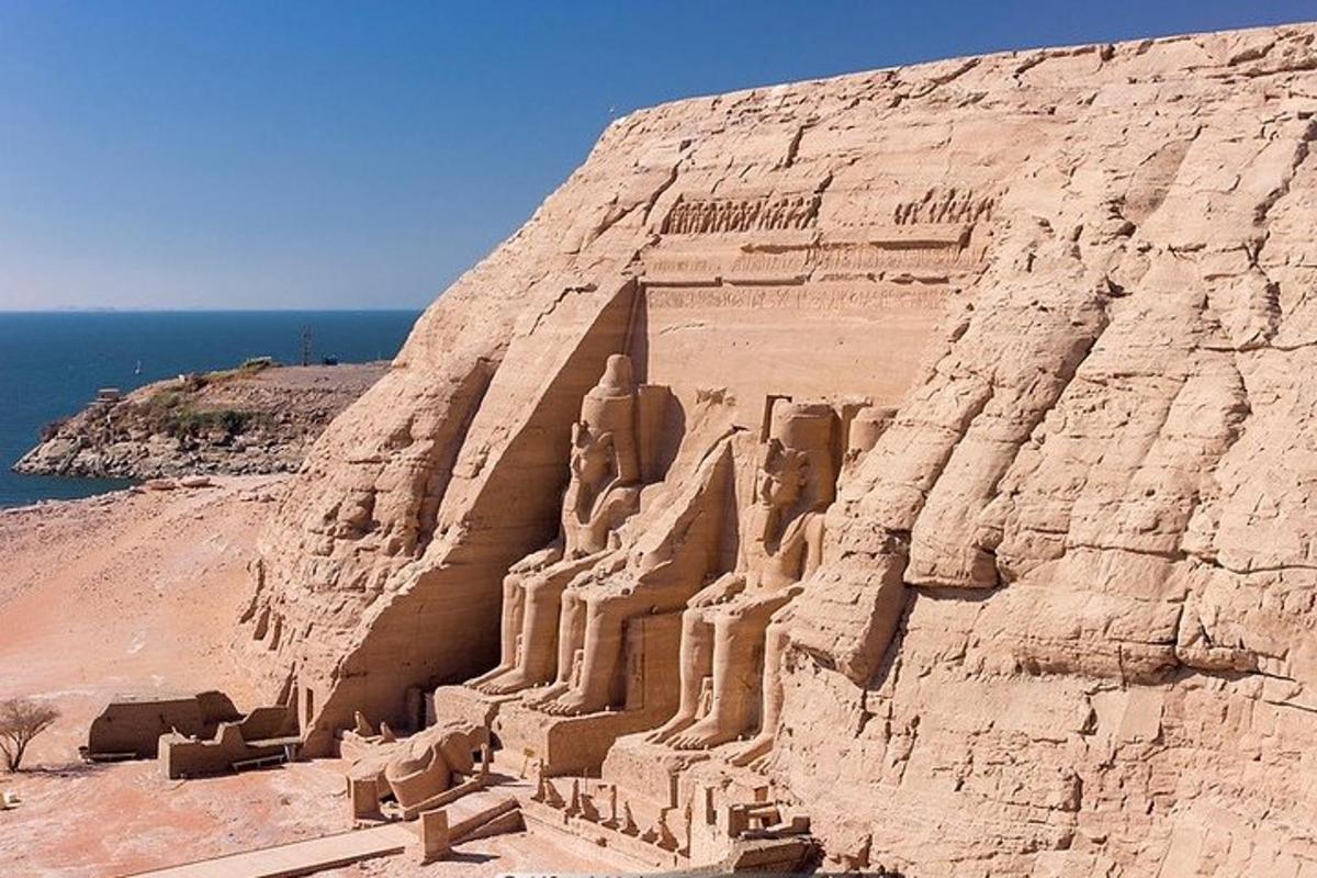 Un gran castillo de arena en un acantilado junto al océano.
