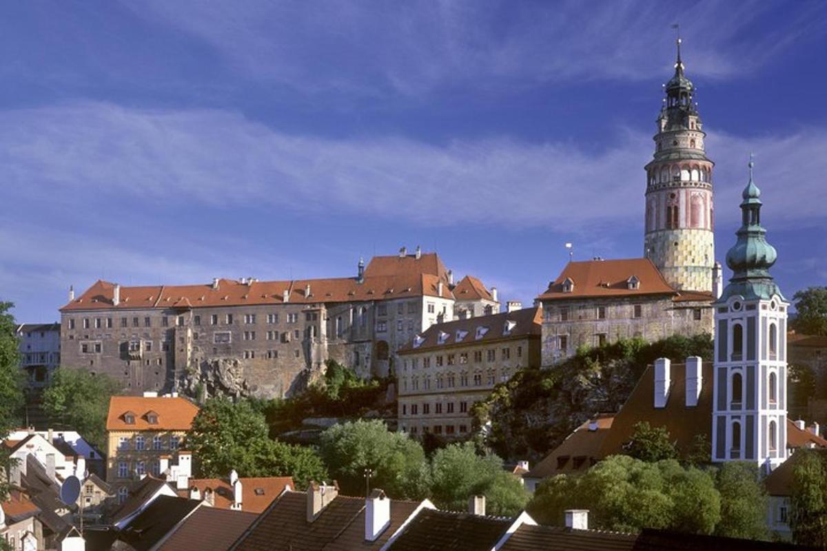 eine Stadt mit zwei Türmen und Gebäuden und Dächern