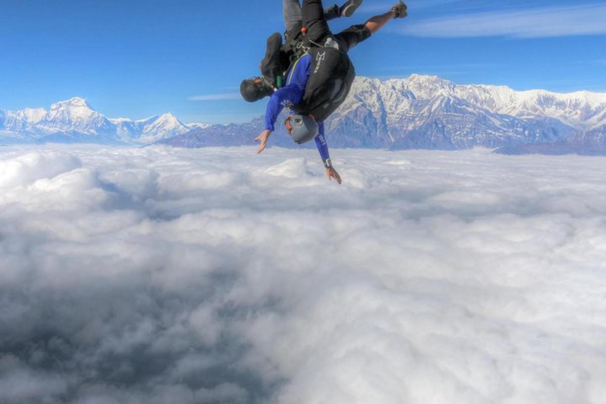 seseorang itu terbalik di langit di atas awan