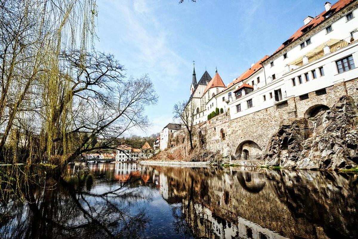 Blick auf einen Fluss mit Gebäuden und einer Brücke
