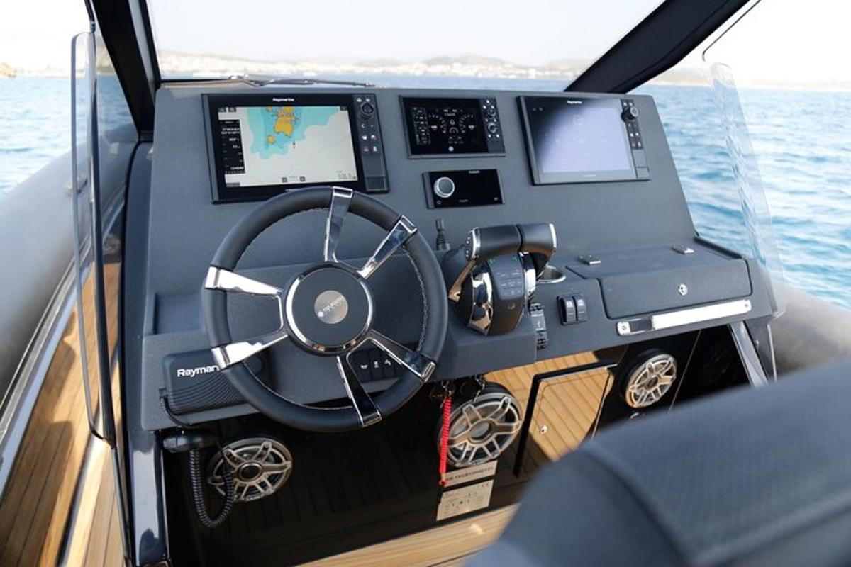 uma vista do cockpit de um barco