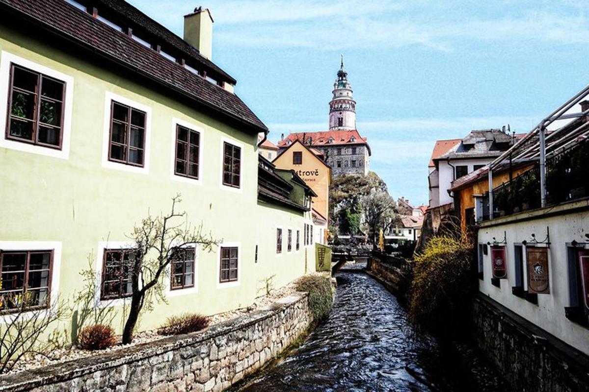 ein Fluss, der durch eine Stadt mit Gebäuden und Gebäuden fließt