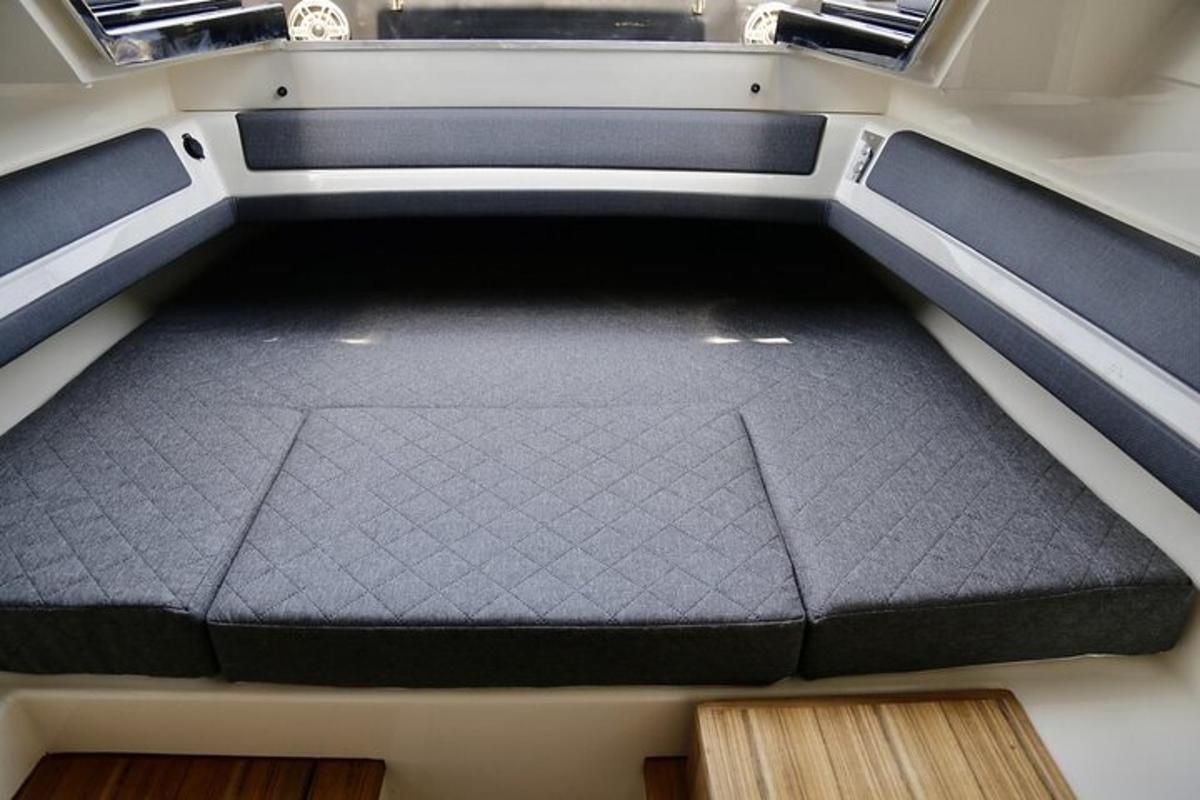 een bed in de middenconsole van een boot