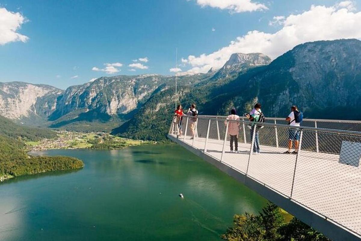 un grup de persones dempeus en un pont sobre un riu