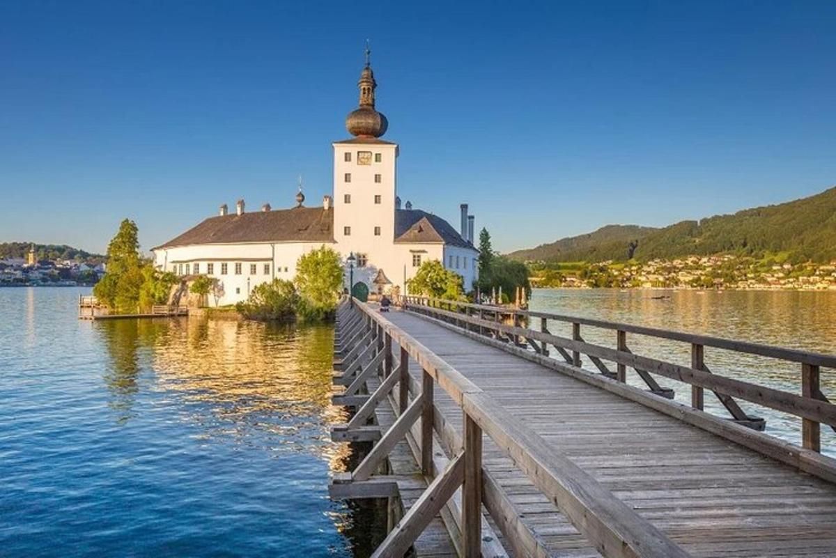 una església al llac amb un pont de fusta