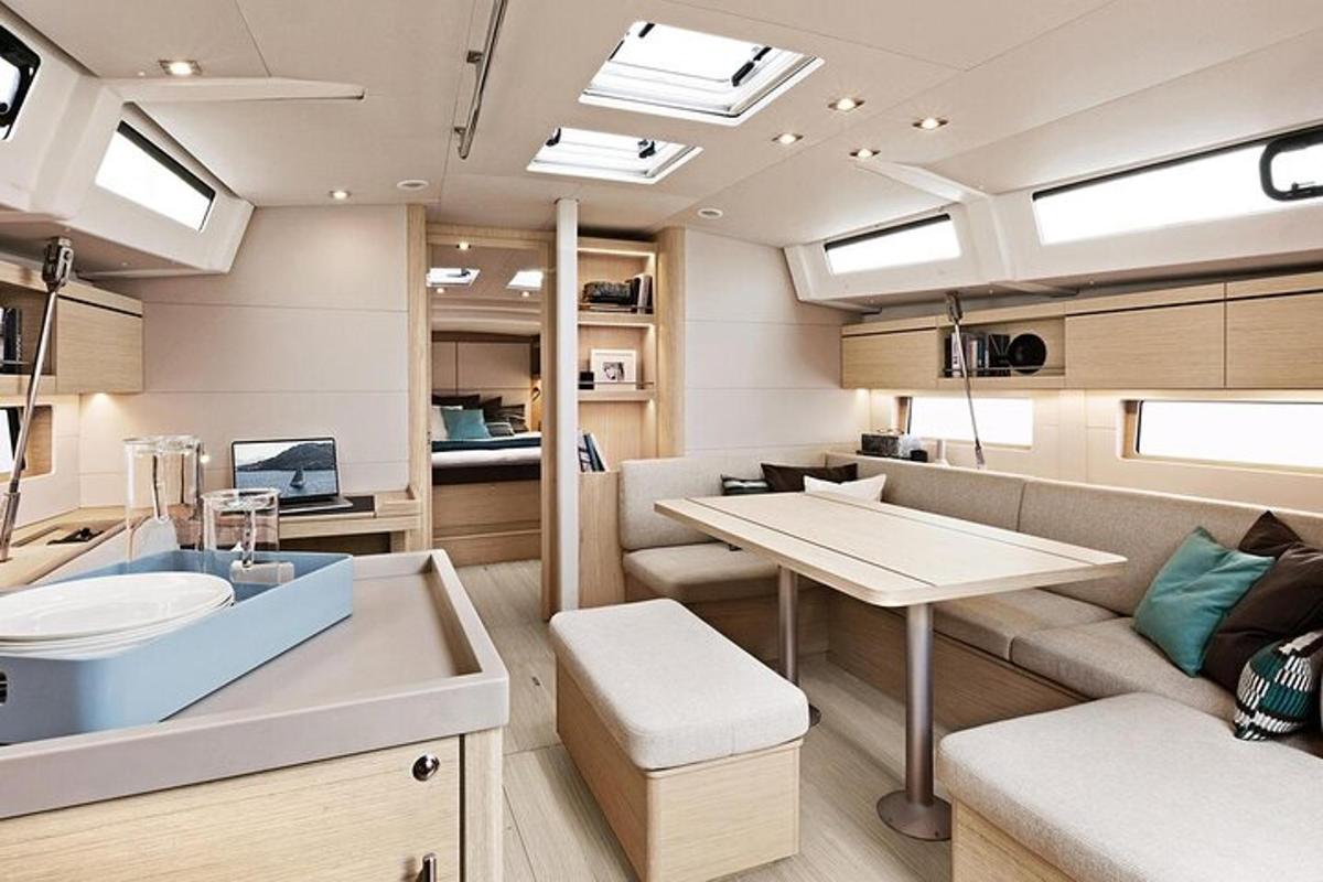 Una cocina y sala de estar de un yate a motor