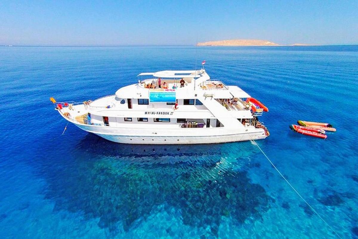 un barco blanco en medio del agua