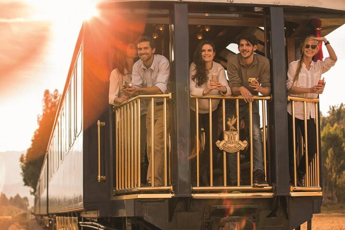 un grupo de personas sentadas en un tren