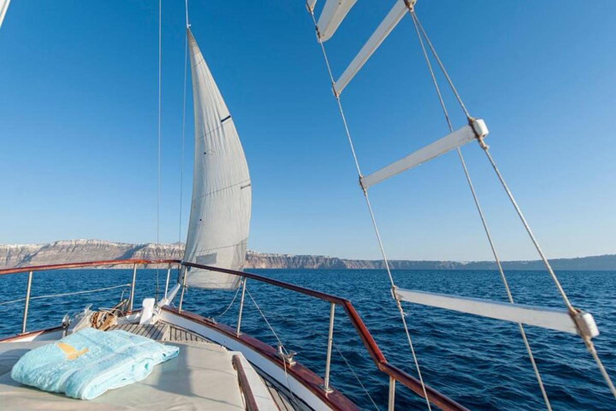 un velero en un cuerpo de agua