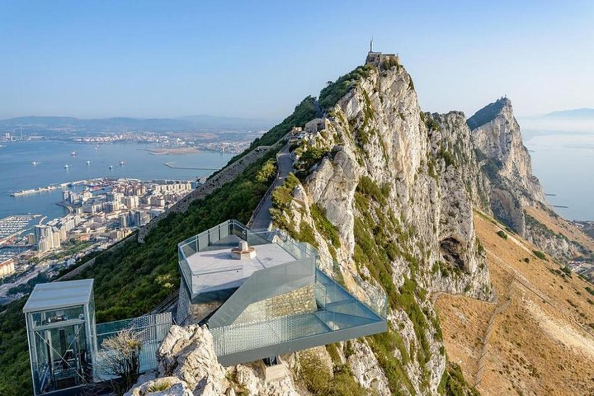 uma casa na encosta de uma montanha