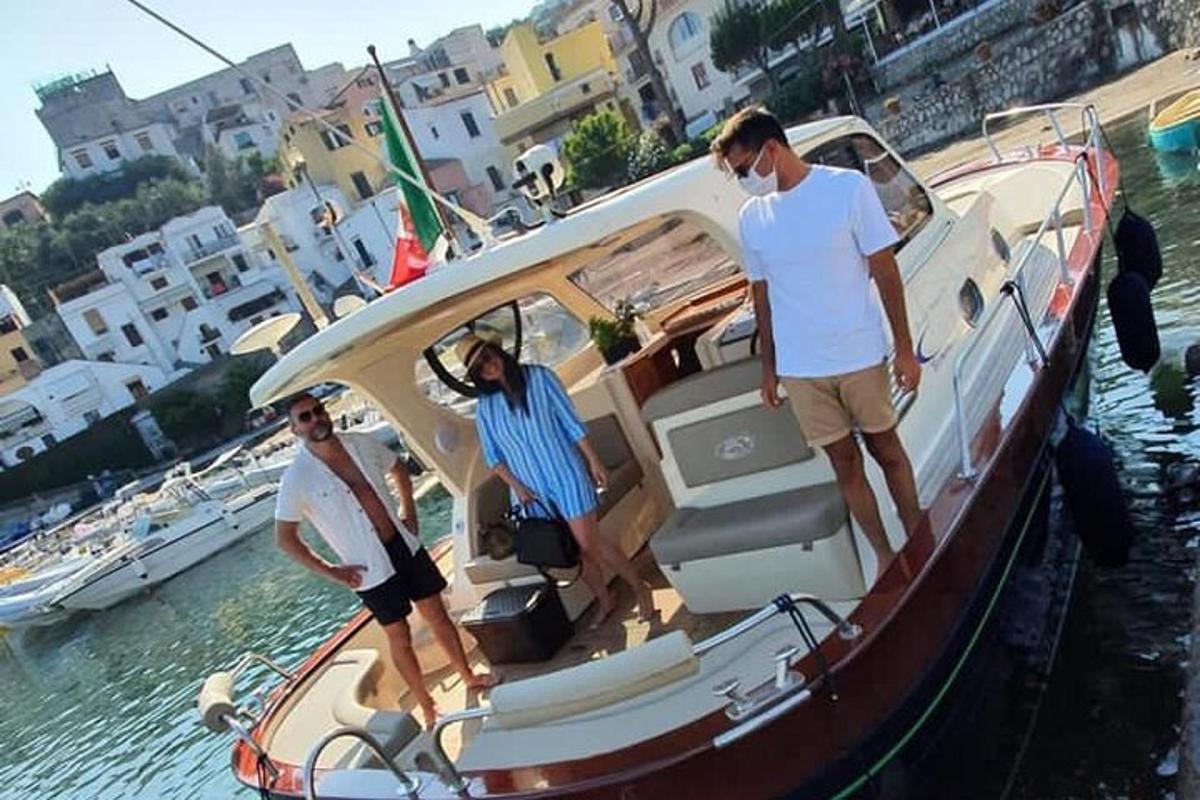 Δύο άντρες στέκονται σε μια βάρκα στο νερό